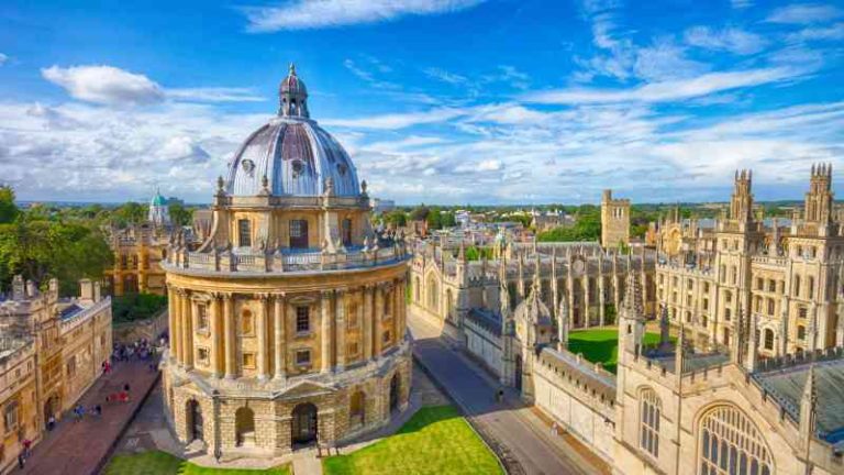 Los Tories instan a la Universidad de Oxford a no restringir su elección de canciller.